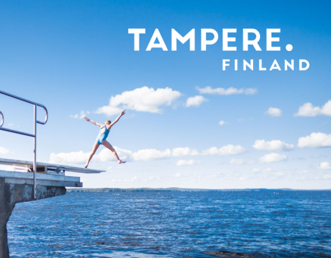 Lapsia hyppäämässä ponnahduslaudalta järveen.