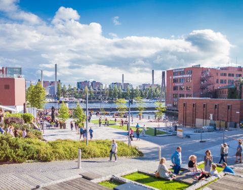 Vuolteentori kauniina kesäpäivänä.