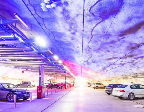 Kuva P-Hämpistä pysäköidyillä autoilla