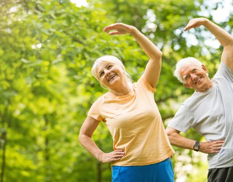 Kaksi ihmistä venyttelee