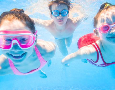Lapset uimassa 