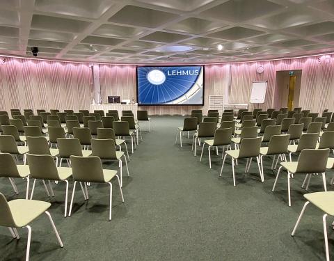 Sisäkuva pääkirjasto Metson Lehmus-salista.