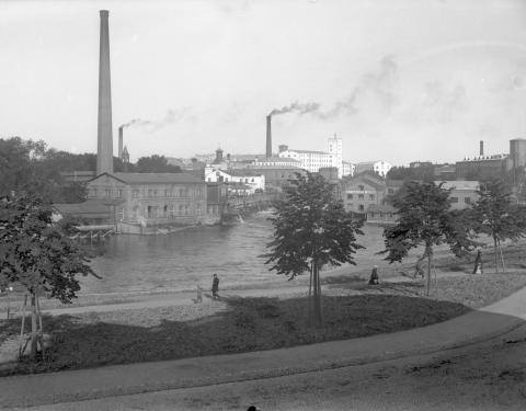 Frenckellin ja Finlaysonin tehtaat Koskipuistosta päin.