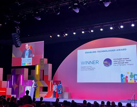 Teppo Rantanen pitää puhetta messulavalla. 