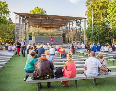 Yleisöä Laikunlavan katsomossa.