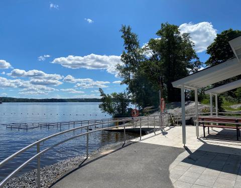 Pyynikin esteettömän uimarannan luiska ja osa rakennusta.