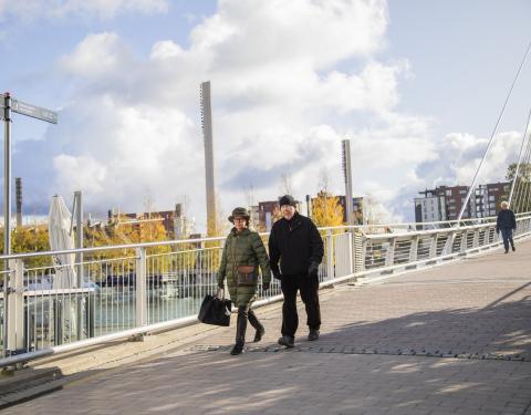 Pariskunta kävelee Laukonsillalla.