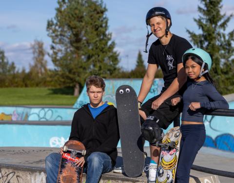 Kolme nuorta skeittirampilla, yhdellä skeittilaudalla on silmät.