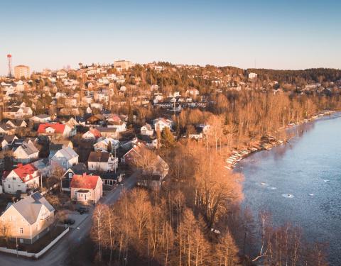 Keväistä maisemaa Pispalasta kuvattuna dronella.