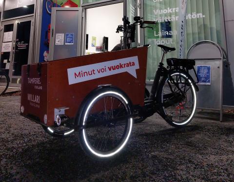 3-pyöräinen laatikkopyörä heijastimin ja nastarenkain varusteltuna.