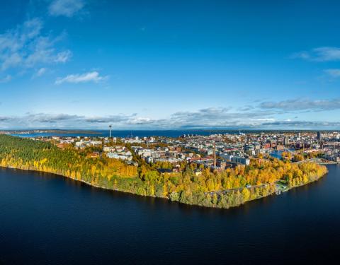 Tampere ilmasta kuvattuna syksyn ruskan väreissä, kannas kahden sinisen järven välissä.