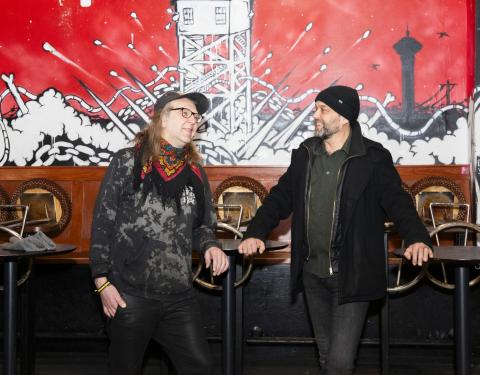 Kaksi miestä Vastavirta-klubilla