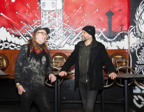 Kaksi miestä Vastavirta-klubilla