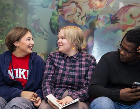 Nuoria keskustelemassa