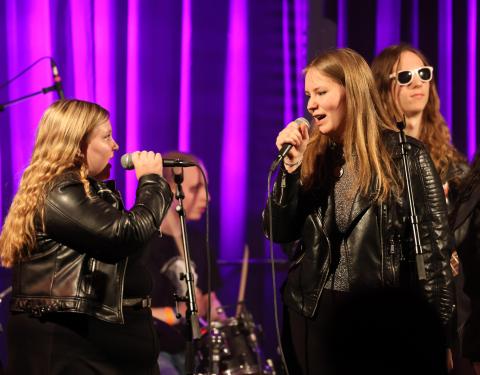 Pyynikin lukion opiskelijoita laulamassa konsertissa.