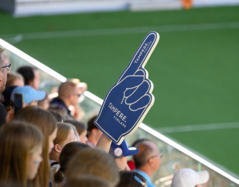 Katsomossa heilutetaan Tampere.Finland-brändiä.