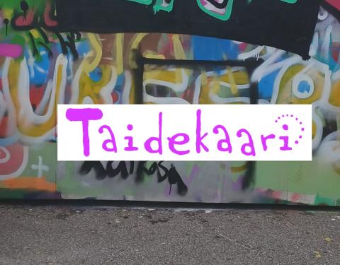 Valkoiseen suojahaalariin pukeutunut kuudesluokkalainen spray-maalaa graffitiseinään pinkkiä T-kirjainta. Graffitiseinässä on jo valmiiksi paljon päällekkäisiä maalauksia, lähinnä kirjoituksia, joista ei enää saa selvää. Taidekaaren logo on kuvassa sijoitettu maalavan lapsen viereen.