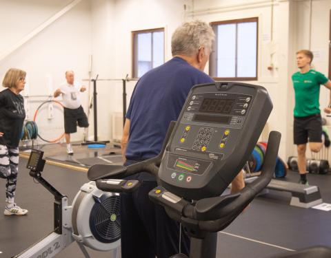 Seniorit harjoittelevat kuntosalilla.