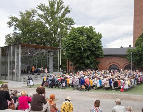 Puistokonsertti Laikunlavalla.