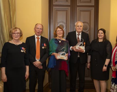 Tampereen päivänä palkitut henkilöt Raatihuoneen kultaisessa salissa.