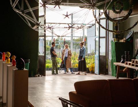 Ihmisiä Kalevan Hallin oviaukossa.