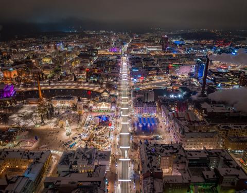 Ilmakuva Tampereen keskustasta talviyönä. Valot loistavat kirkkaana. 
