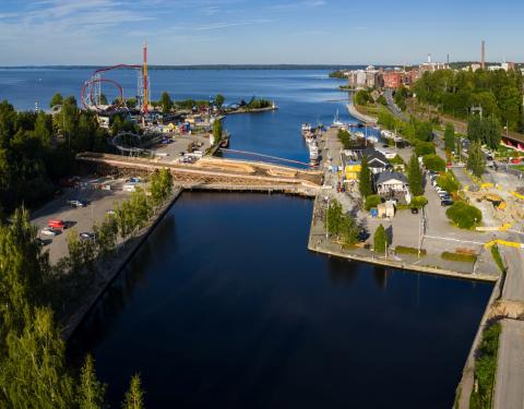 Kuvassa näkyy Särkänsillan työmaa Mustanlahden sataman ja Särkänniemen välissä