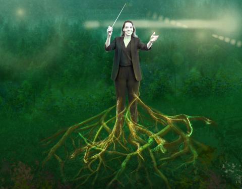 Kapellimestari johtaa orkesteria vihreässä metsäisessä ympäristössä. Hahmon jalat muuttuvat maahan haarautuviksi juuriksi.
