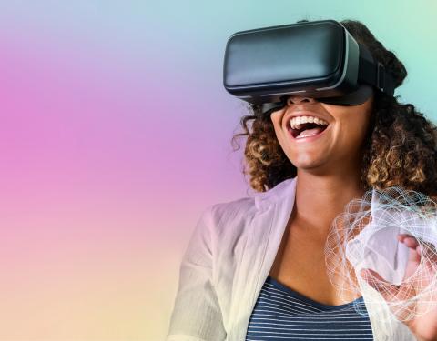 Kuvassa nuori nainen käyttää virtuaalilaseja ja hymyilee