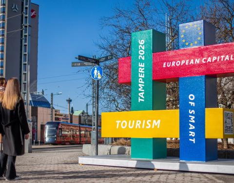 Ohikulkijat katselevat Smart Tourism Capital patsasta.