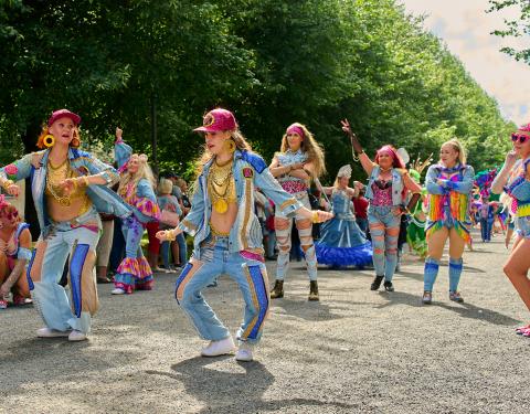 Katutanssijoita näyttävissä asuissa Hämeenpuistossa.