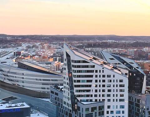 Viistoilmakuva Nokia Arenan takaa kohti etelää. Taustalla  järjestyratapiha, Hatanpää ja Rautaharkko. Kauimmaisena Tampereen ja Lempäälän metsäisillä alueilla kohoaa Vuoresvuori.