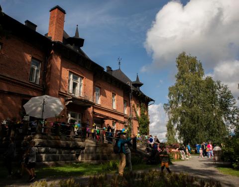 People in front of Lielahti Manor on a summer day.