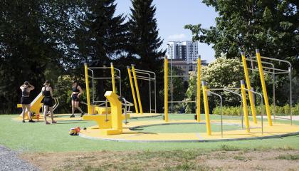 Keltaisia kuntoiluvälineitä ulkona.