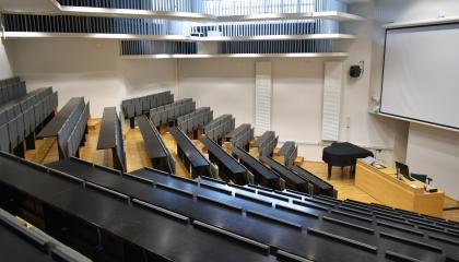 Penkkirivit ja valkokangas Sampolan auditoriossa.