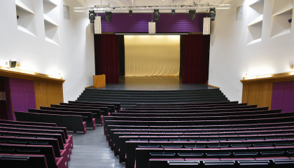 Sampolan juhlasalin penkkirivit ja näyttämö.