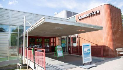 Tampereen uintikeskuksen sisäänkäynti.