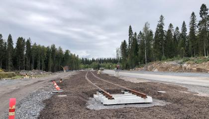 Ratikkakiskojen päät työmaa-alueella.