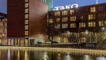 Takon punatiilinen tehdas ja tammerkoski iltavalaistuksessa