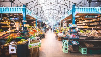 The shopping corridor and stalls on both sides of the Market Hall.