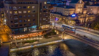 Hämeensillan länsipuolella, Tempon talon edustalla oleva mokkapuisto iltavalaistuksessa