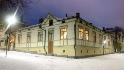 Talvinen kuva Annikin puutalokorttelista.