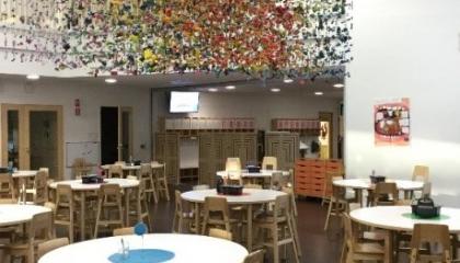 Kalkunvuoren päiväkodin ja koulun ruokala.