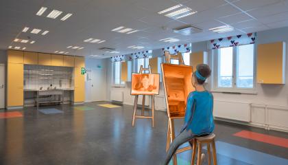 Piirretty nainen maalaustelineen kanssa luokkatilassa, havainnekuva Nekalan kulttuurikeskuksesta.