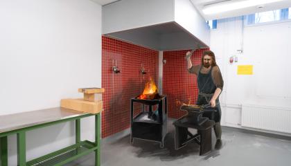 Piirretty mies takoo alasinta pajatilassa, havainnekuva Nekalan kulttuurikeskuksesta.