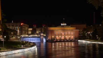 Tammerkoski ja keskivoimala pimeän aikaan arkivalaistuksessa.