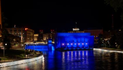 Tammerkoski ja keskivoimala pimeän aikaan sinisessä valaistuksessa.