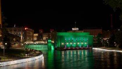 Tammerkoski ja keskivoimala pimeän aikaan vihreässä valaistuksessa.