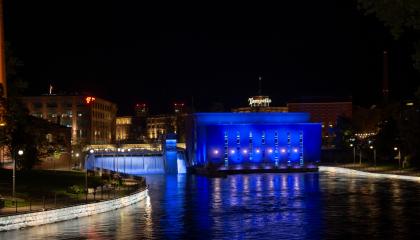 Tammerkoski ja keskivoimala pimeän aikaan itsenäisyyspäivän sinisessä juhlavalaistuksessa.