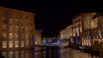 Tammerkosken yläjuoksu viikonloppuvalaistuksessa.